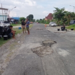Sejumlah pemuda lapangan bola atas kota Pematangsiantar melakuka perbaikan jalan secara swadaya.(Hegi)