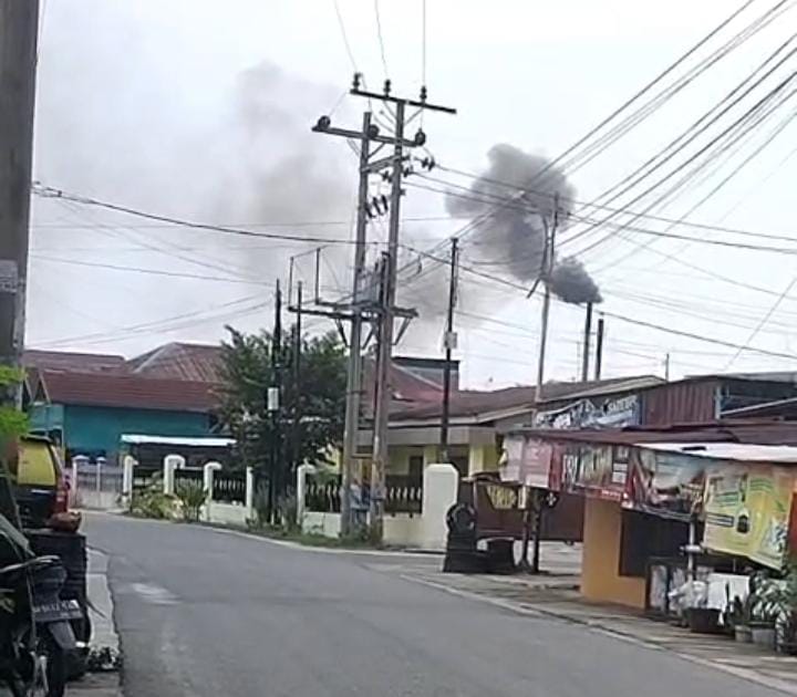 Kondisi limbah asap pabrik PT SSU, dekat pemukiman warga Kelurahan Tomuan, Kecamatan Siantar Timur, kota Pematangsiantar.(Hegi)