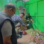 Tim Inafis Satreskrim Polres Pematangsiantar saat melakukan evakuasi jasad JPS alias TS (72) di dalam rumahnya.(Hegi)
