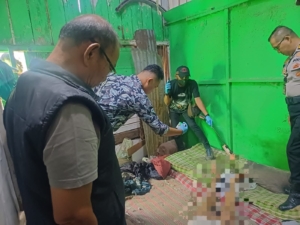 Tim Inafis Satreskrim Polres Pematangsiantar saat melakukan evakuasi jasad JPS alias TS (72) di dalam rumahnya.(Hegi)