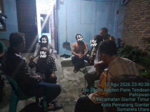 Personil Polsek Siantar Timur saat berada di TKP di belakang Ramayana, Jalan Sutomo, Kelurahan Pahlawan, Kecamatan Siantar Timur.(Hegi)