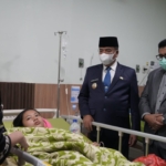 Bupati Karo Antonius Ginting jenguk pasien dugaan keracunan MBG.(ist)