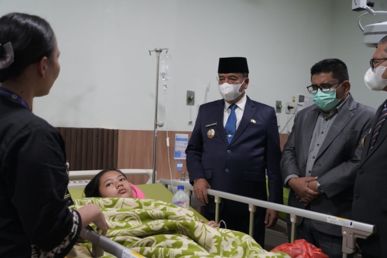 Bupati Karo Antonius Ginting jenguk pasien dugaan keracunan MBG.(ist)