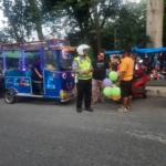 Personil Sat lantas Polres Pematangsiantar saat melaksanakan penertiban dan teguran kepada pemilik kendaraan Odong-odong, Sabtu (15/8/2026).(Hegi)