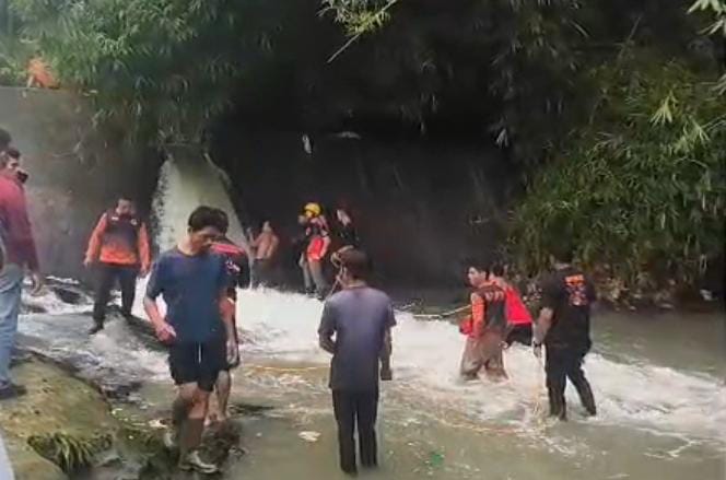 Tim BPBD melakukan proses pencarian dilokasi Sungai Tanjung Pinggir kota Pematangsiantar hanyutnya Bocah 8 tahun.(ist)