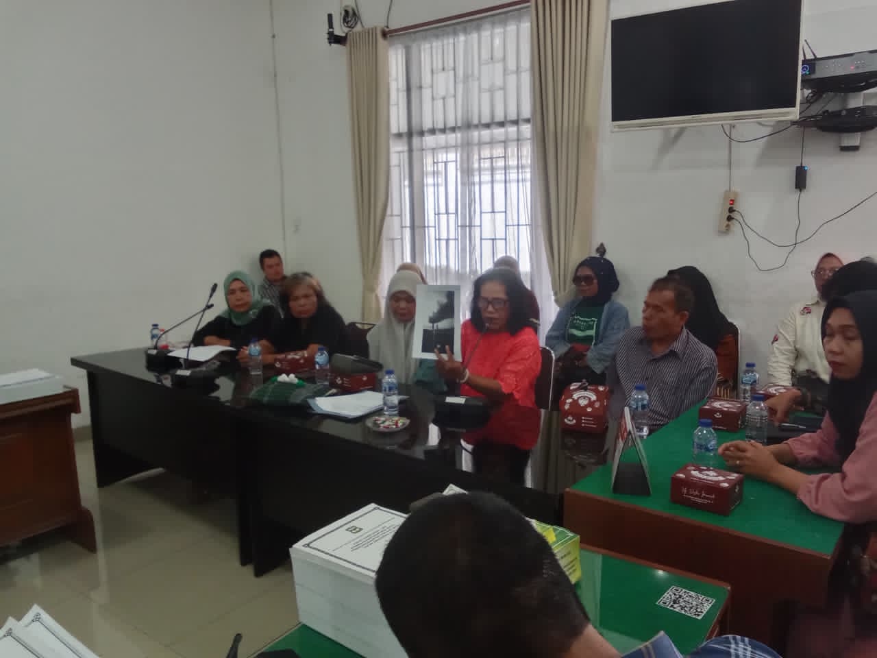 Warga mendatangi Gedung DPRD Kota Pematangsiantar untuk mengadukan dampak asap industri dari pabrik korek api PT Sintong Sari Union (SSU).(Hegi)