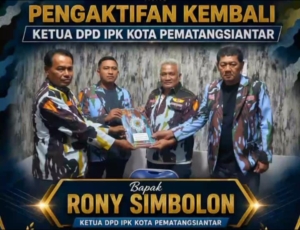 Pengurus (Ketua, Sekretaris dan Bendahara) DPD IPK kota Pematangsiantar saat menerima mandat.(ist)