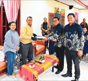 Bupati Dairi, Vickner Sinaga hadiri Kegiatan ibadah malam dirangkai dengan latihan bersama Koor Ama Maranatha HKBP Perkembangan Sidikalang 3 di Hotel Beristra.(ist)