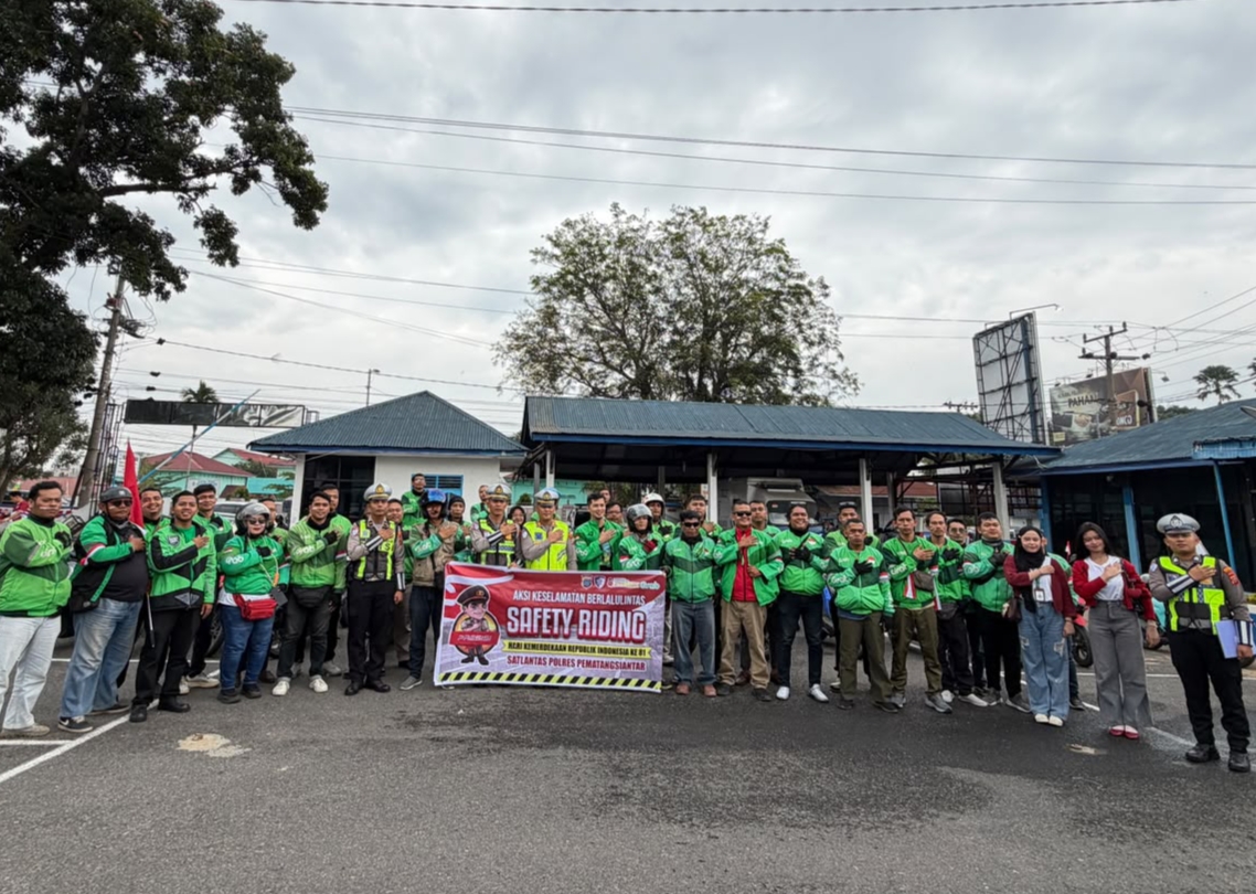 Satlantas Polres Pematangsiantar bersama para pengemudi Ojek Online (Ojol).(Hegi)