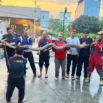 Petugas Damkar evakuasi ular dari sumur warga di Jalan Merek Raya, Kecamatan Siantar Timur, Kota Pematangsiantar.(Hegi)