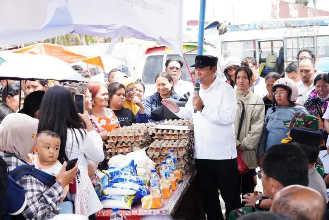Bupati Tapanuli Utara resmi membuka pelaksanaan Gerakan Pangan Murah sekaligus melakukan pemantauan ketersediaan bahan pangan pokok di Pasar Tarutung, Rabu (2/9/2026).(ist)