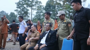 Bupati Dairi Vickner Sinaga sosialisasin pengaktifan Jalan Ringroad Huta Rakyat–Kuta Padang sebagai jalur bagi kendaraan truk bertonase besar.(ist)