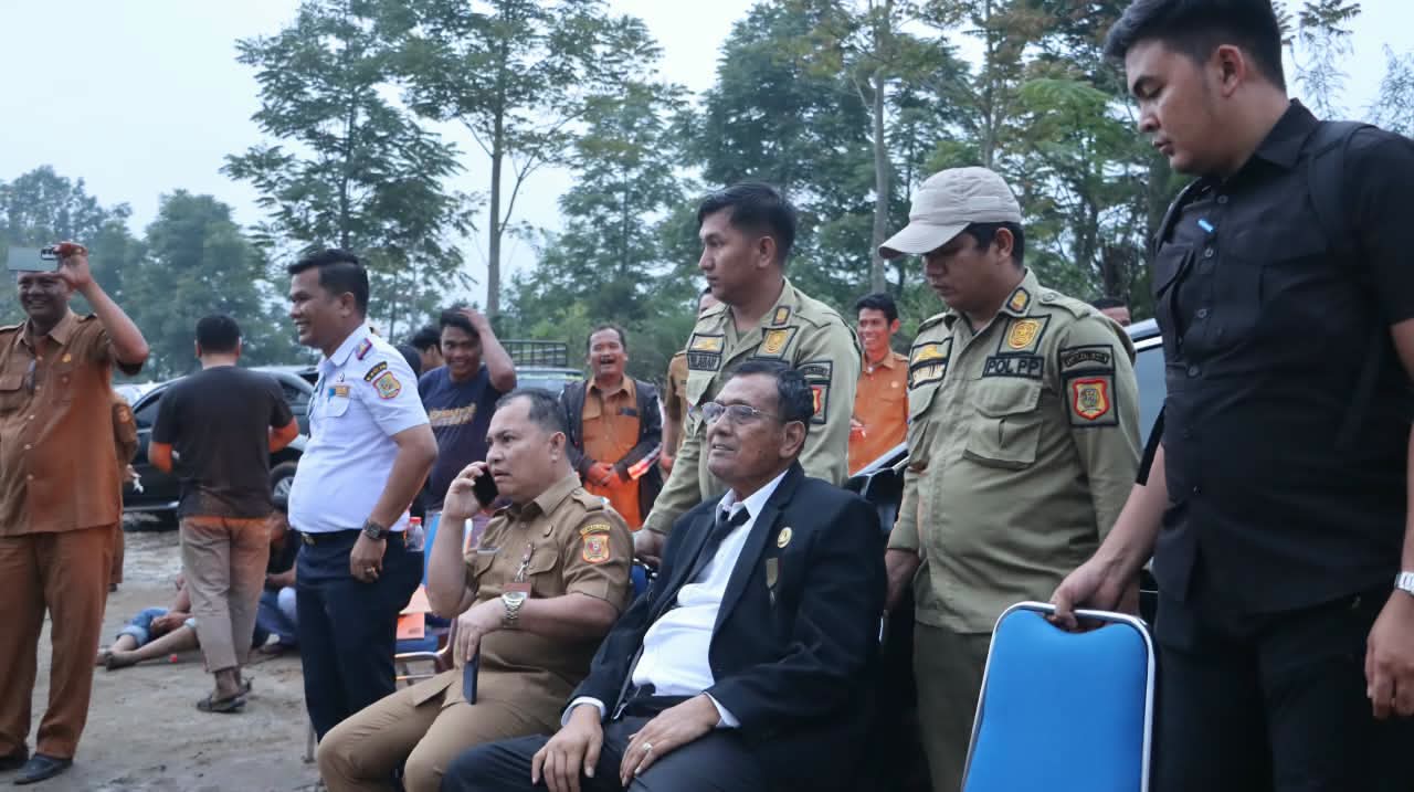 Bupati Dairi Vickner Sinaga sosialisasin pengaktifan Jalan Ringroad Huta Rakyat–Kuta Padang sebagai jalur bagi kendaraan truk bertonase besar.(ist)