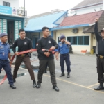 Personil PLN UP3 Pematangsiantar melakukan simulasi tanggap darurat.(Hegi)