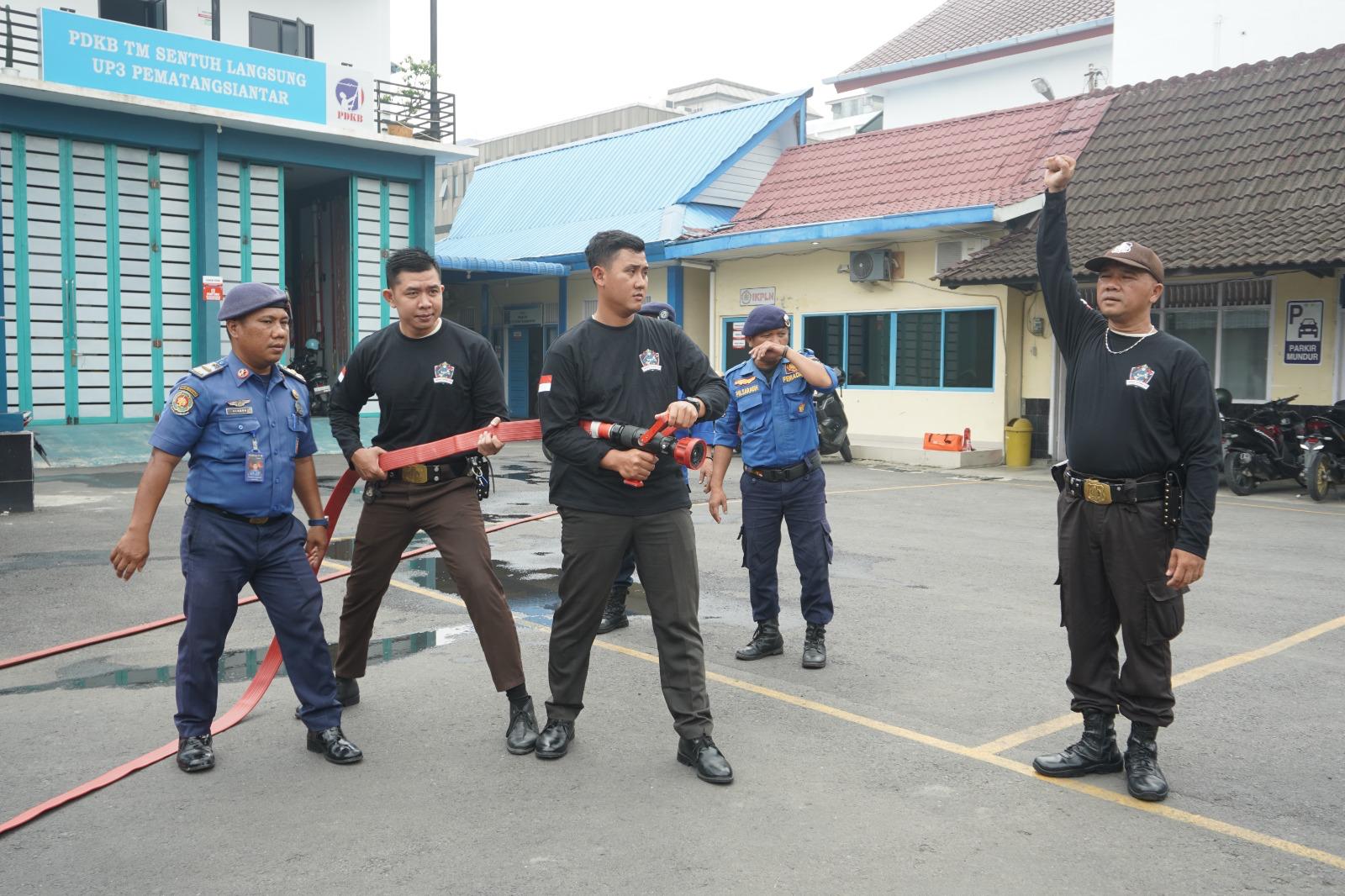 Personil PLN UP3 Pematangsiantar melakukan simulasi tanggap darurat.(Hegi)