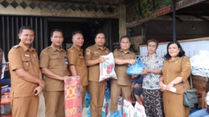 Penyerahan bantuan kepada Masyarakat korban terdampak kebakaran yang terjadi di Jalan Pakpak dan Jalan Tapanuli, Kecamatan Sidikalang.(ist)