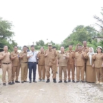 Bupati Dairi Vickner Sinaga tinjau permeliharaan jalan yang di lakukan di jalan ringroad Huta Rakyat menuju Kuta Padang, Sidiangkat, Selasa (22/9/2026).(ist)