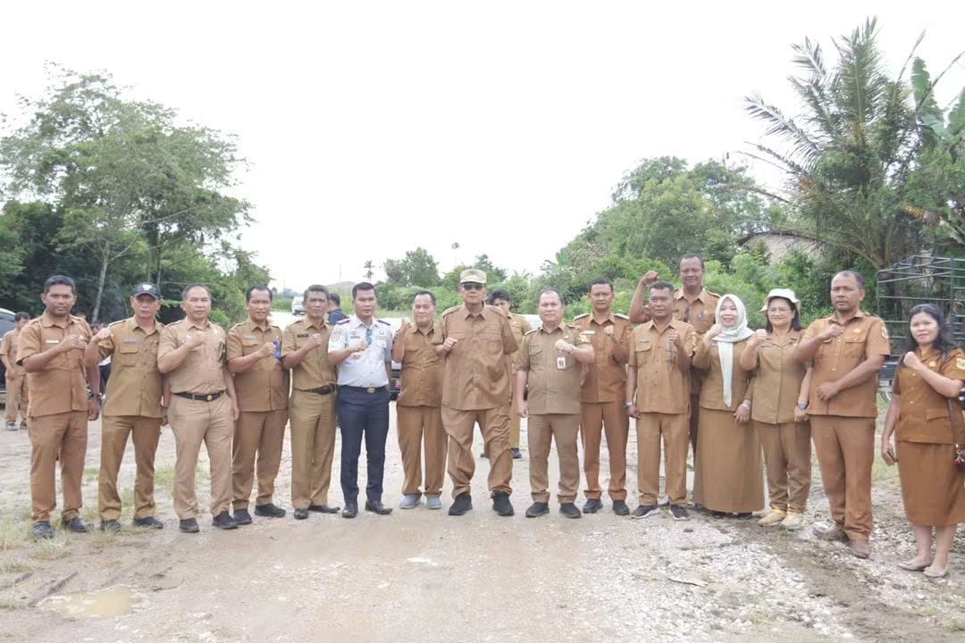Bupati Dairi Vickner Sinaga tinjau permeliharaan jalan yang di lakukan di jalan ringroad Huta Rakyat menuju Kuta Padang, Sidiangkat, Selasa (22/9/2026).(ist)