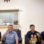 Bupati Dairi Vickner Sinaga bersama Mahasiswa Himpunan Mahasiswa Islam (HMI).(Iwan)