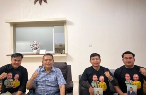 Bupati Dairi Vickner Sinaga bersama Mahasiswa Himpunan Mahasiswa Islam (HMI).(Iwan)