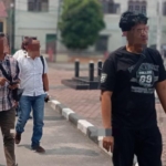 Tiga dari empat yang mengaku wartawan dan LSM saat diboyong di mako Polres Samosir.(Hegi)