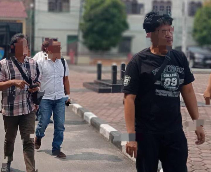 Tiga dari empat yang mengaku wartawan dan LSM saat diboyong di mako Polres Samosir.(Hegi)