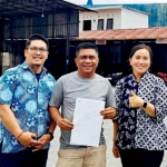 Kepala BAPENDA Dairi, Robot Simanullang saat melakukan penetapan Pajak Air Tanah (PAT) bagi unit usaha Doorsmeer Parda Grup pada Kamis (17/9/2026).(ist)
