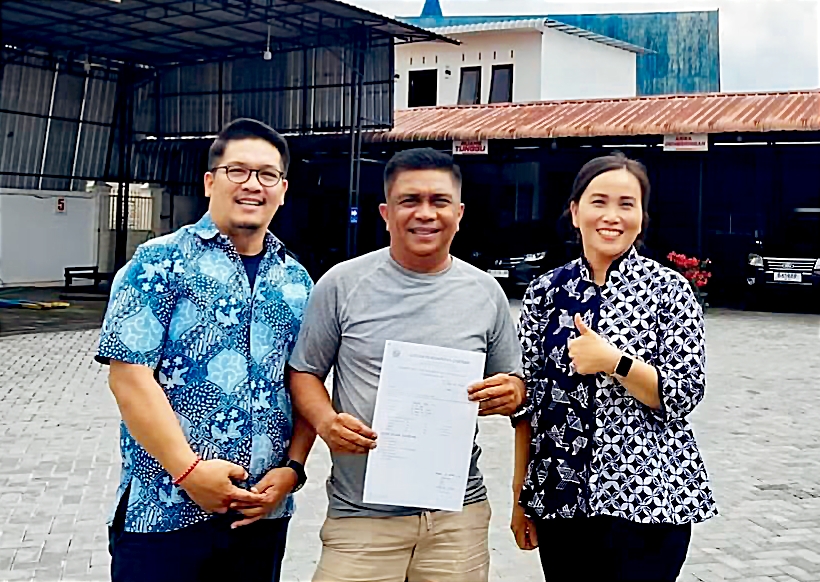 Kepala BAPENDA Dairi, Robot Simanullang saat melakukan penetapan Pajak Air Tanah (PAT) bagi unit usaha Doorsmeer Parda Grup pada Kamis (17/9/2026).(ist)