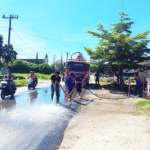 Petugas Damkar bersihkan tumpahan solar di jalan Lintas Sidikalang - Medan Desa Sitinjo II.(ist)