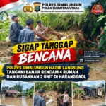 Polres Simalungun bantu warga korban banjir di Haranggaol.(Hegi)