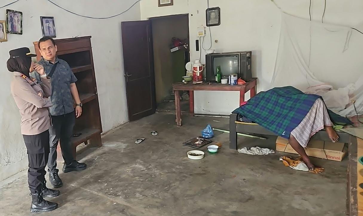 Polisi tiba dilokasi temuan mayat.(ist)