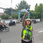 Kanit Kamsel Polres Pematang Siantar Ipda Serly Tarigan, saat mengecek kondisi kabel di jalan Kartini Siantar Barat.(Hegi)