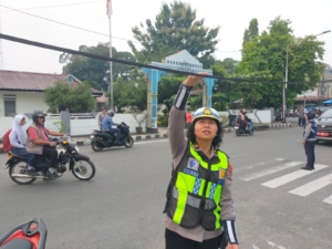 Kanit Kamsel Polres Pematang Siantar Ipda Serly Tarigan, saat mengecek kondisi kabel di jalan Kartini Siantar Barat.(Hegi)