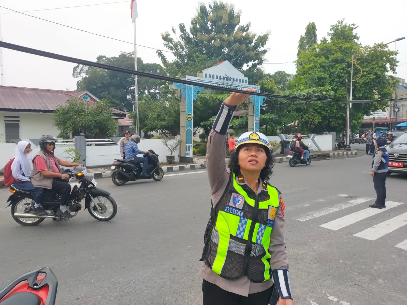 Kanit Kamsel Polres Pematang Siantar Ipda Serly Tarigan, saat mengecek kondisi kabel di jalan Kartini Siantar Barat.(Hegi)