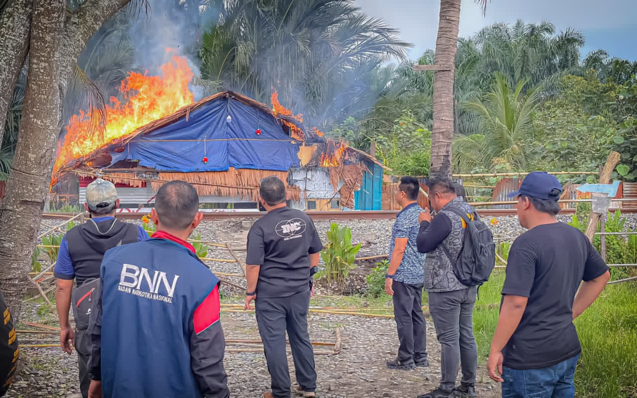Badan Narkotika Nasional Kabupaten (BNNK) Deliserdang bakar barak narkoba.(ist)