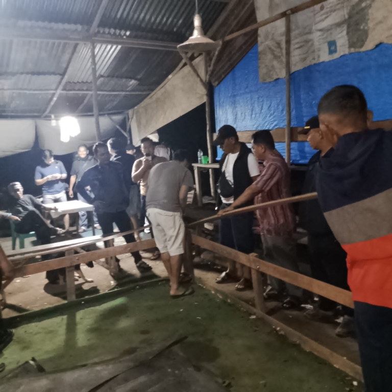 Personil Polres Simalungun bongkar gelanggang Sabung ayam di karang barung, Siantar.(Hegi)