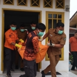 BPBD kota Pematangsiantar evakuasi jenazah IS (23).(Hegi)