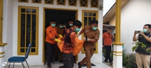 BPBD kota Pematangsiantar evakuasi jenazah IS (23).(Hegi)