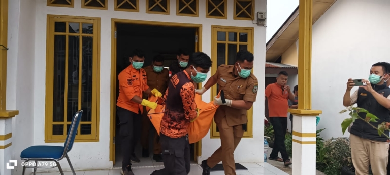 BPBD kota Pematangsiantar evakuasi jenazah IS (23).(Hegi)
