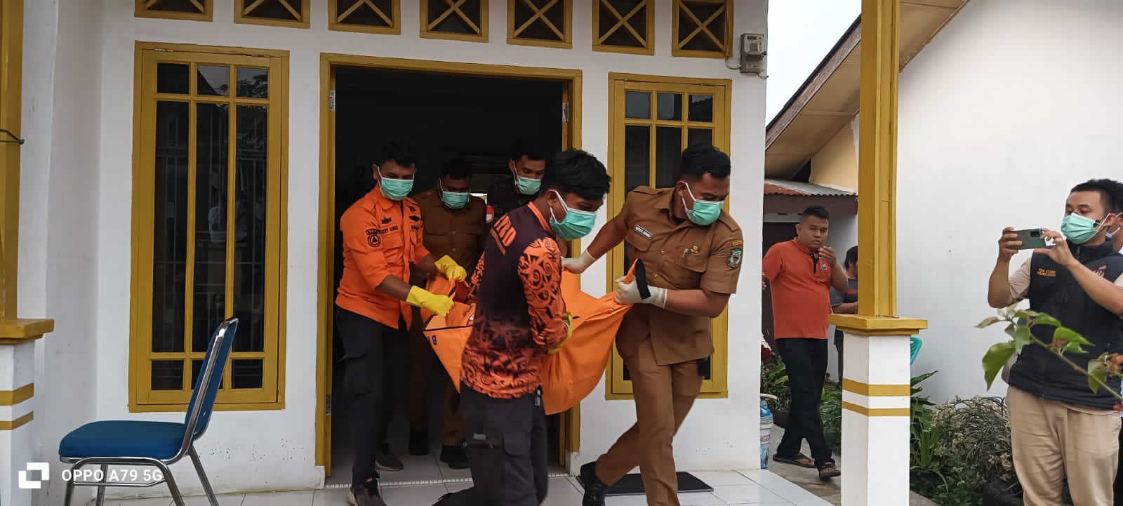 BPBD kota Pematangsiantar evakuasi jenazah IS (23).(Hegi)