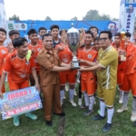 Penyerahan tropi kepada SMAN 2 Siantar Juara Piala Wali Kota Pematangsiantar 2026.(Hegi)