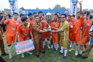 Penyerahan tropi kepada SMAN 2 Siantar Juara Piala Wali Kota Pematangsiantar 2026.(Hegi)