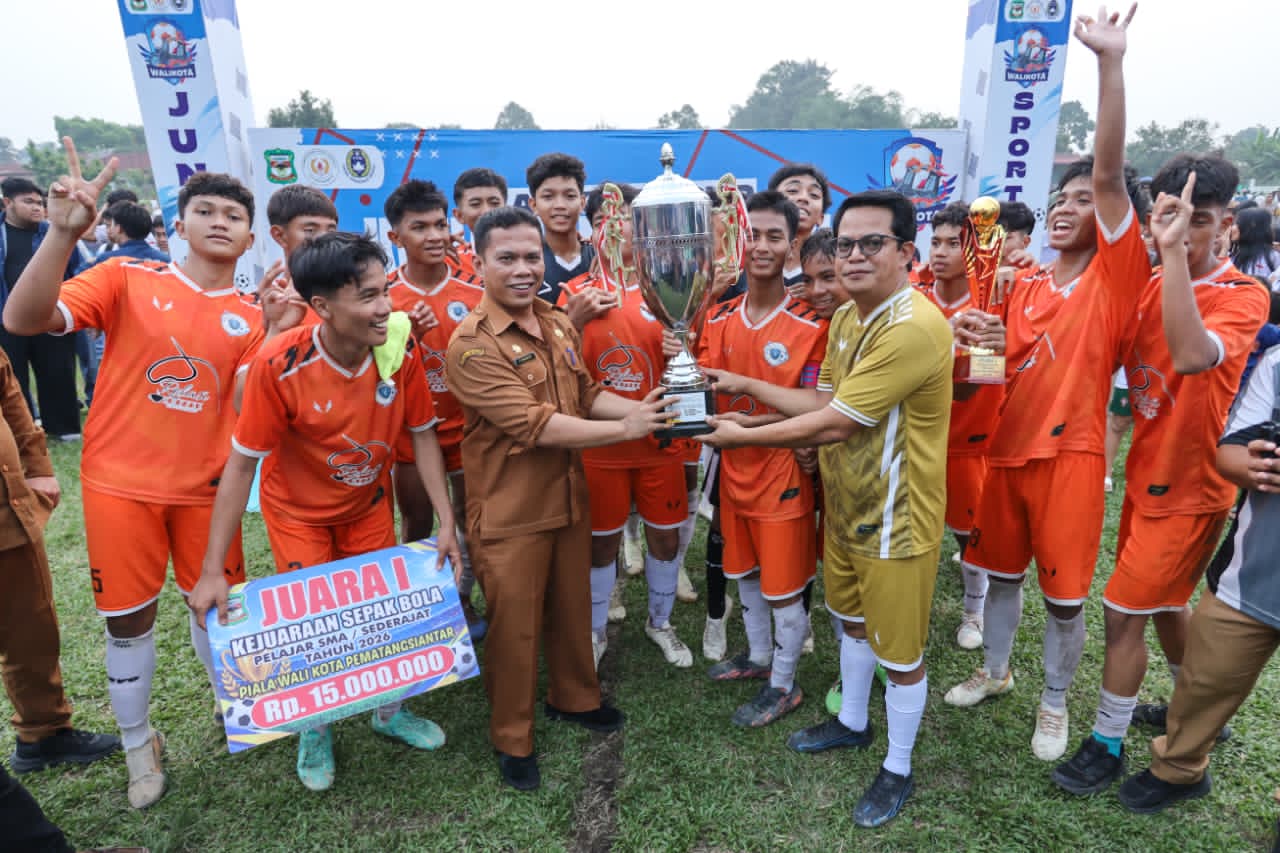 Penyerahan tropi kepada SMAN 2 Siantar Juara Piala Wali Kota Pematangsiantar 2026.(Hegi)