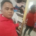 Korban H. Siagian memperlihatkan lemari rumahnya yang dibongkar maling.(ist)