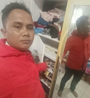 Korban H. Siagian memperlihatkan lemari rumahnya yang dibongkar maling.(ist)