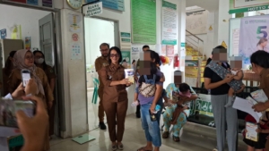 Penyaluran Bantuan Pangan untuk balita di UPTD Puskesmas Aek Nauli, Jalan Ricardo Siahaan, Kelurahan Aek Nauli, Kecamatan Siantar Selatan.(Hegi)