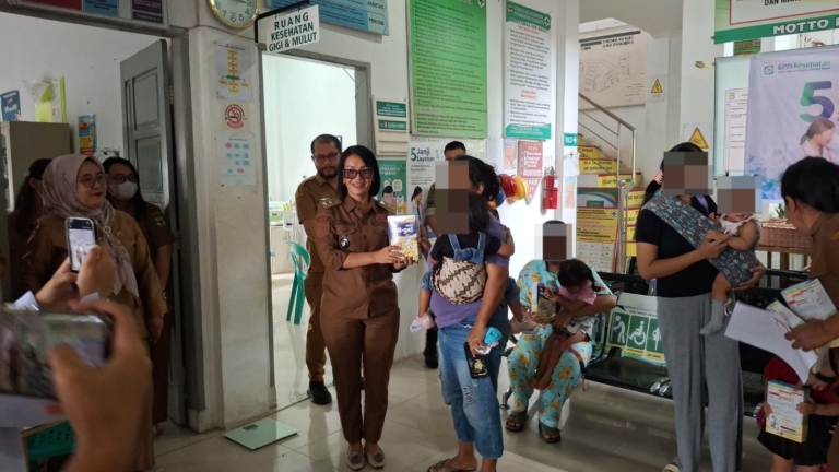 Penyaluran Bantuan Pangan untuk balita di UPTD Puskesmas Aek Nauli, Jalan Ricardo Siahaan, Kelurahan Aek Nauli, Kecamatan Siantar Selatan.(Hegi)