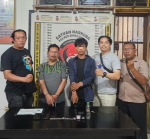 Polisi amankan kedua tersangka pengedar Narkotika berikut barang bukti.(ist)