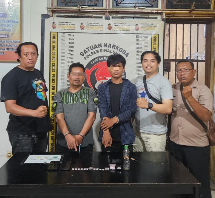 Polisi amankan kedua tersangka pengedar Narkotika berikut barang bukti.(ist)