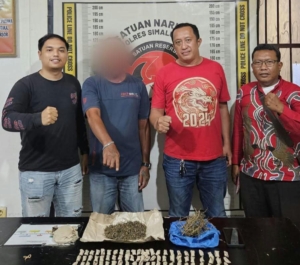 Polisi amankan JMG (46) berikut barang bukti Narkotika jenis ganja.(ist)